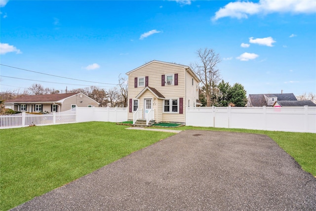 view of front of property featuring a front yard