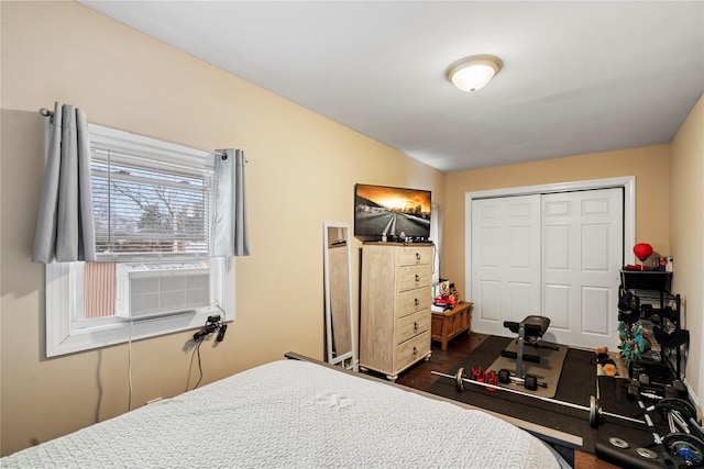 bedroom featuring cooling unit and a closet