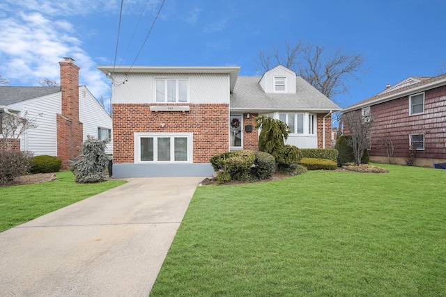 view of front facade with a front yard