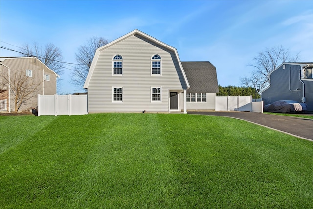 view of front of home featuring a front yard