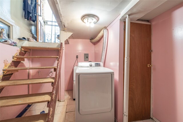 laundry room with light tile patterned floors and washer / clothes dryer