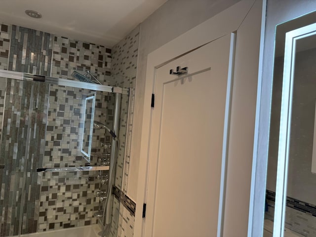 bathroom featuring a tile shower