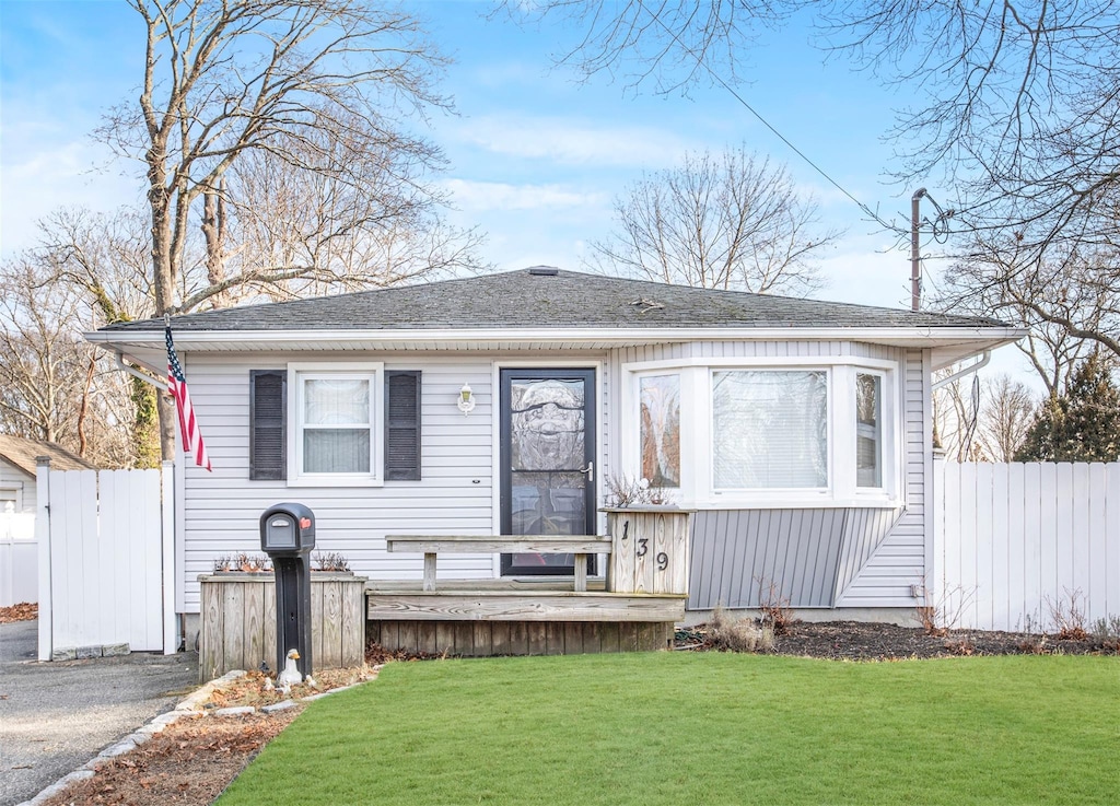 view of front of property featuring a front lawn