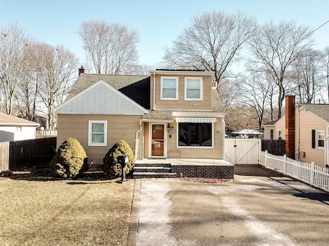 view of front of home with a front yard