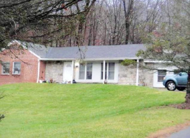 single story home featuring a front yard