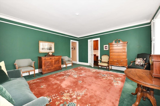 living room featuring crown molding and carpet