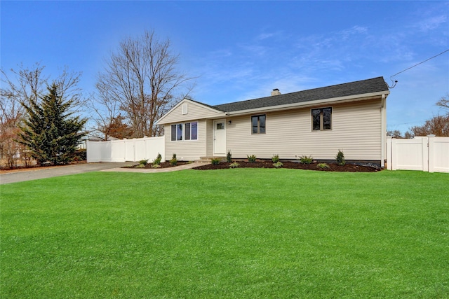 ranch-style home featuring a front lawn