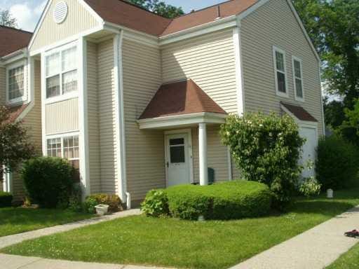 view of front of property featuring a front yard