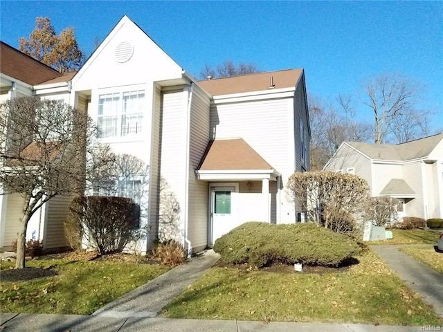 view of front of home with a front yard