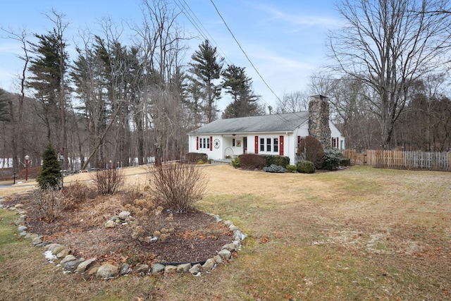 view of front of home featuring a front lawn