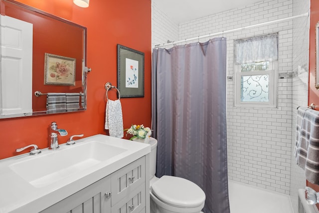 bathroom with toilet, a shower with curtain, and vanity