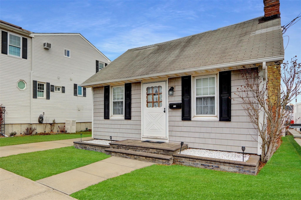 view of front of property with a front yard