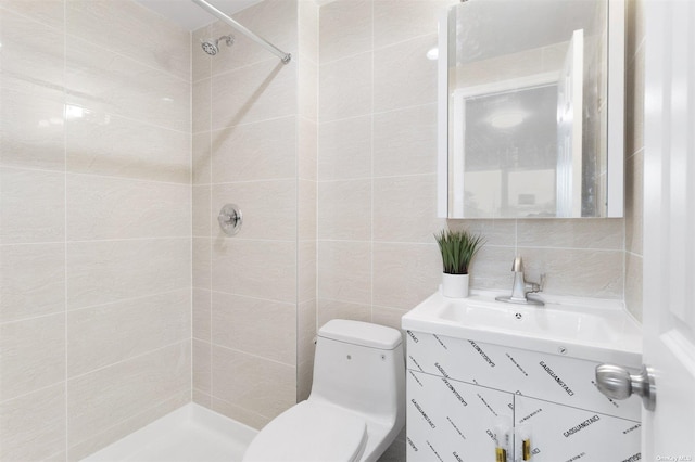 bathroom featuring tiled shower, backsplash, vanity, and toilet