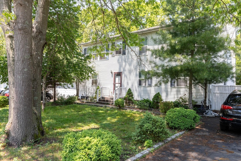 view of front facade featuring a front yard