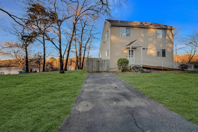 view of front of house featuring a front lawn