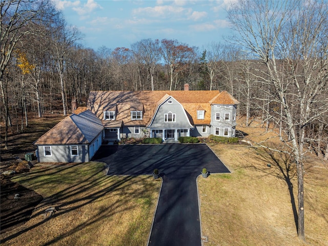 view of front of property featuring a front lawn