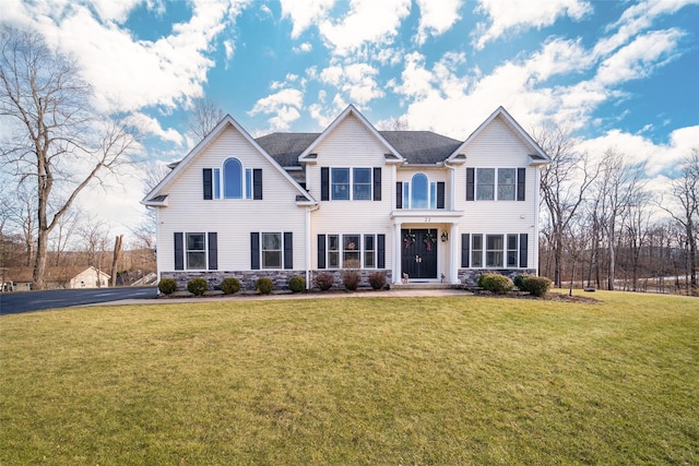 view of front of home featuring a front lawn