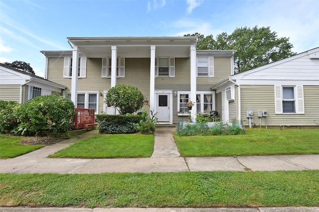 view of front of home featuring a front yard