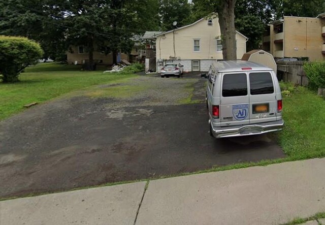 view of front of home featuring a front yard