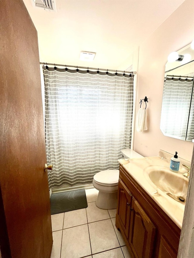 full bath featuring a shower with curtain, visible vents, toilet, vanity, and tile patterned flooring