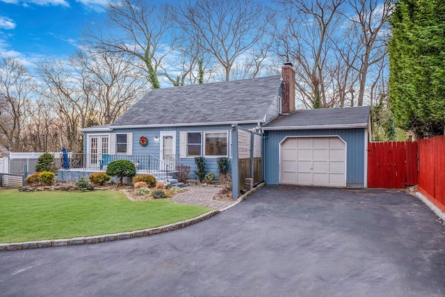 view of front facade featuring a front lawn and a garage