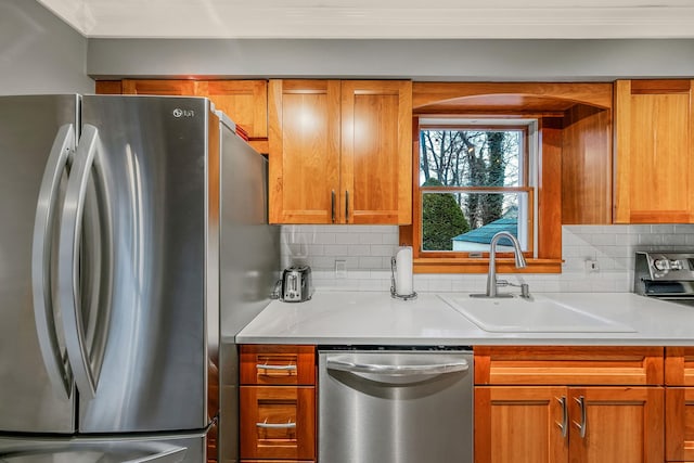 kitchen with sink, stainless steel appliances, crown molding, and decorative backsplash