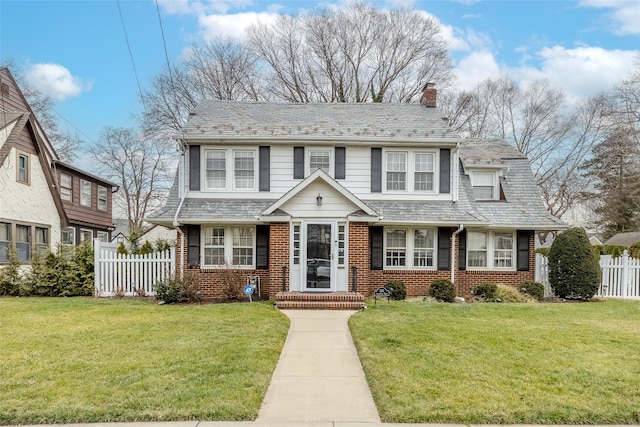 view of front of property featuring a front yard