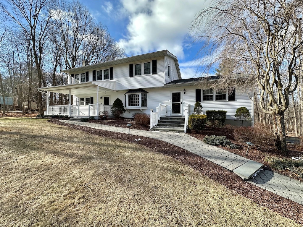 view of front facade featuring a porch and a front yard