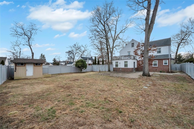 view of yard featuring a storage shed and a patio area