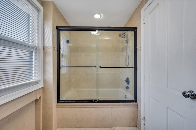 bathroom with combined bath / shower with glass door