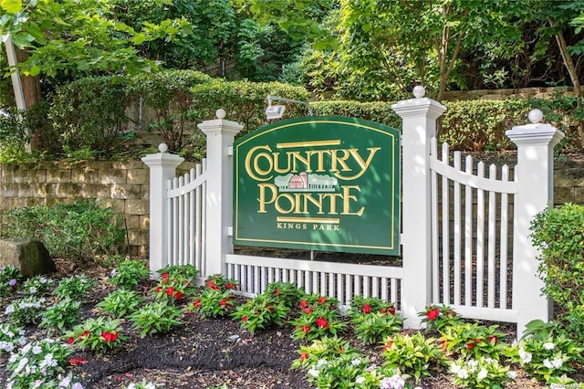 view of community / neighborhood sign