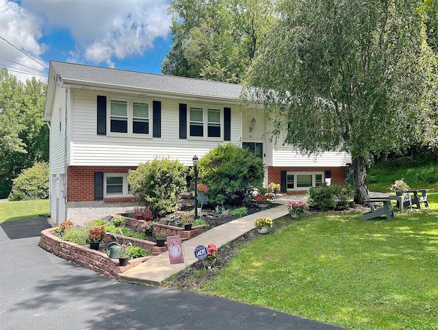 split foyer home with a front yard