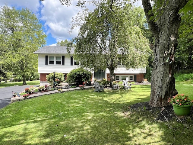 view of front of house with a front lawn