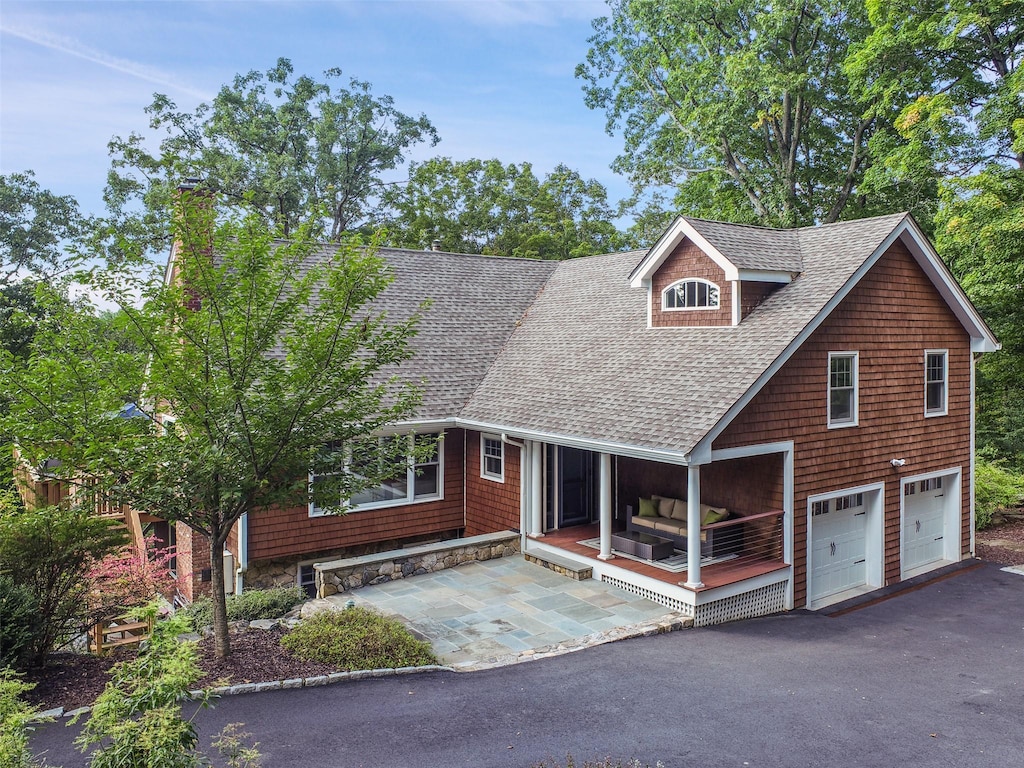 view of front facade featuring an outdoor hangout area and a garage