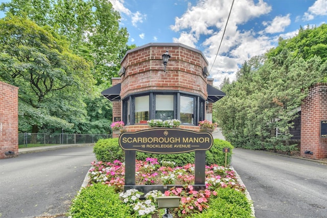 view of community / neighborhood sign