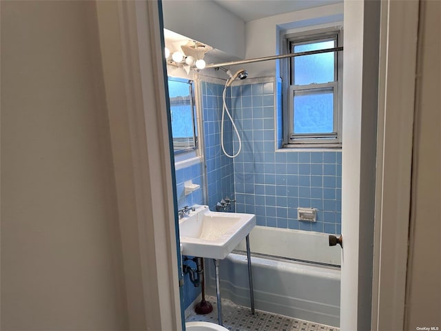 bathroom with tiled shower / bath