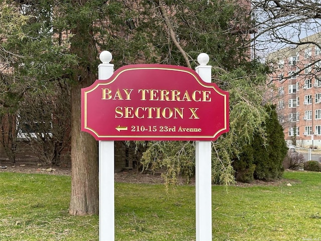 community sign featuring a yard