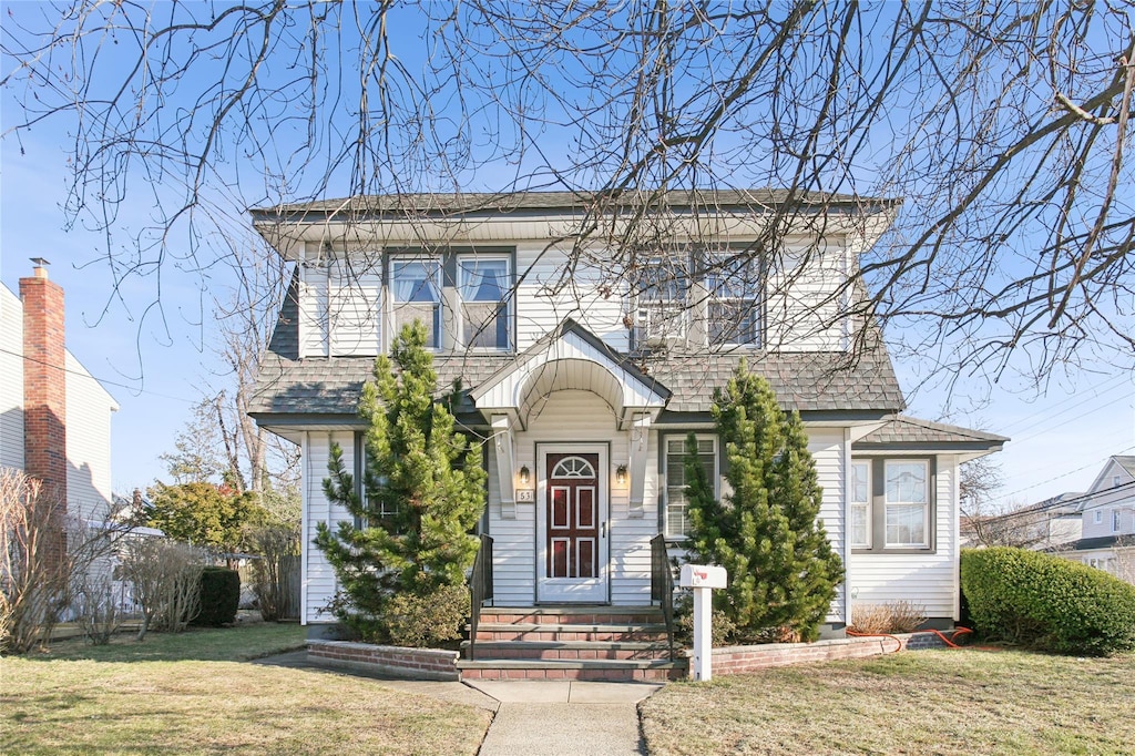 view of front of house featuring a front lawn