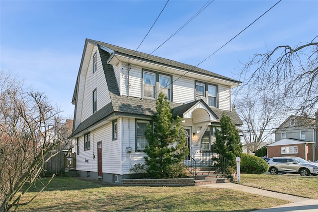 view of front of property featuring a front lawn