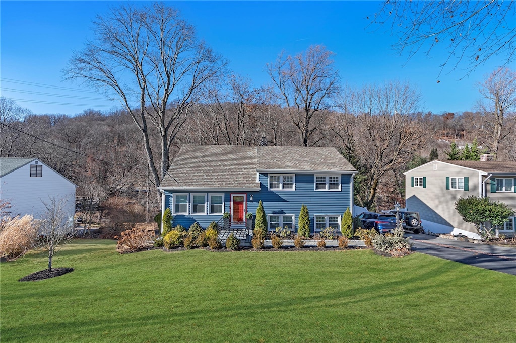 view of front of home featuring a front yard