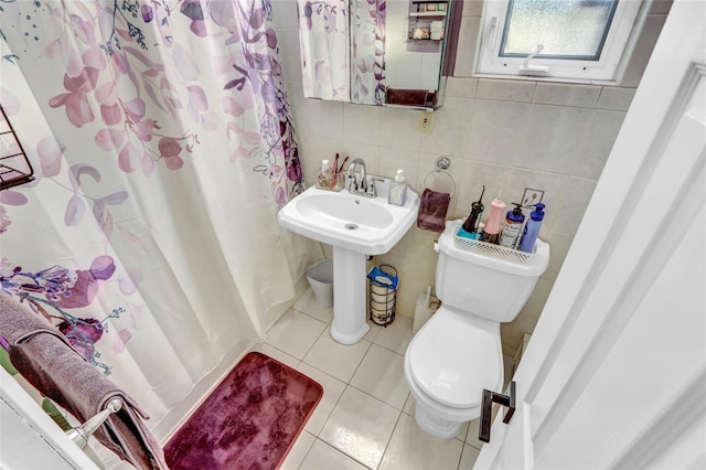 bathroom featuring toilet, tasteful backsplash, tile patterned flooring, tile walls, and a shower with curtain