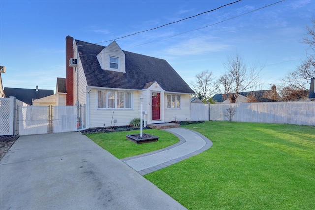 view of front of property featuring a front yard