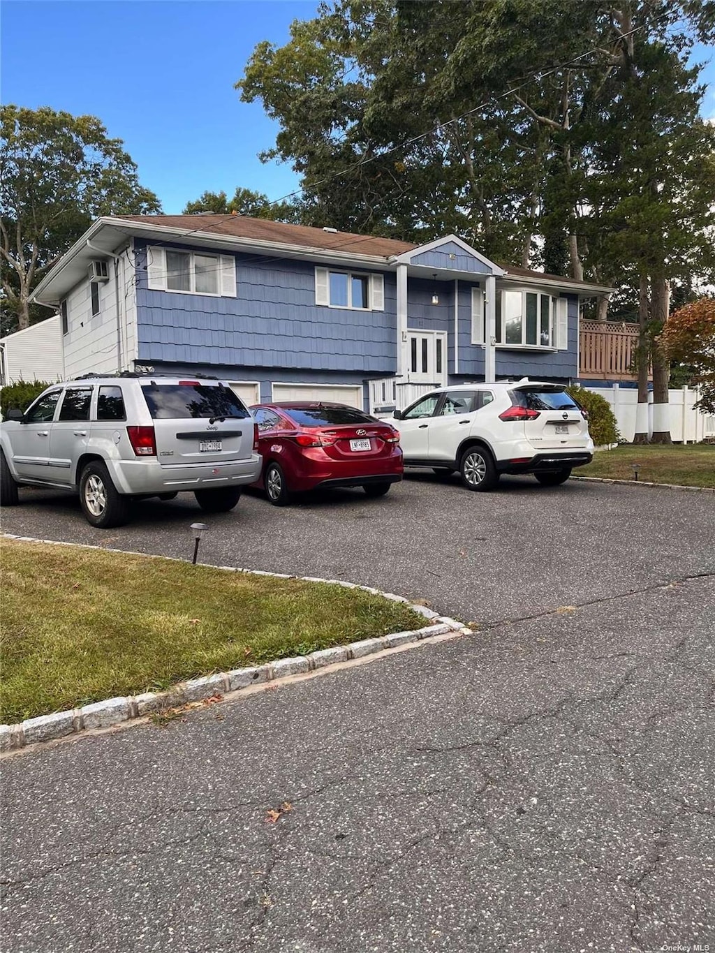 view of front of house featuring a front lawn