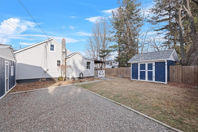 view of yard featuring a shed