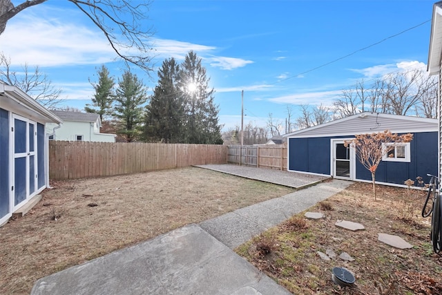 view of yard featuring a shed