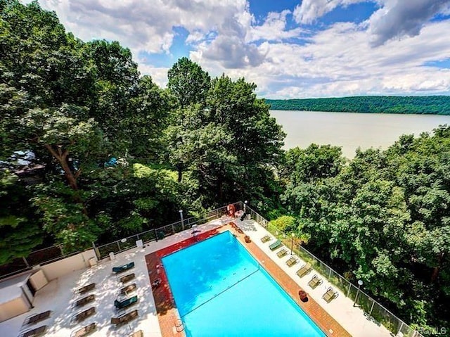 view of swimming pool