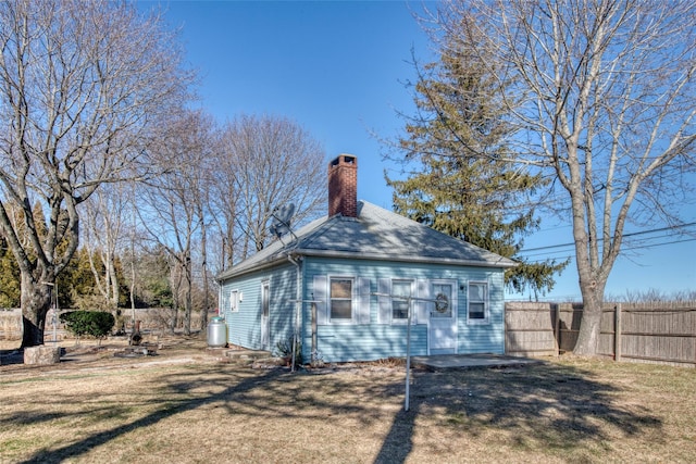 back of house featuring a lawn