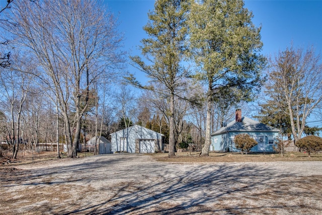 view of yard featuring an outbuilding