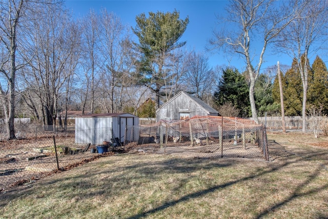 view of yard featuring a shed