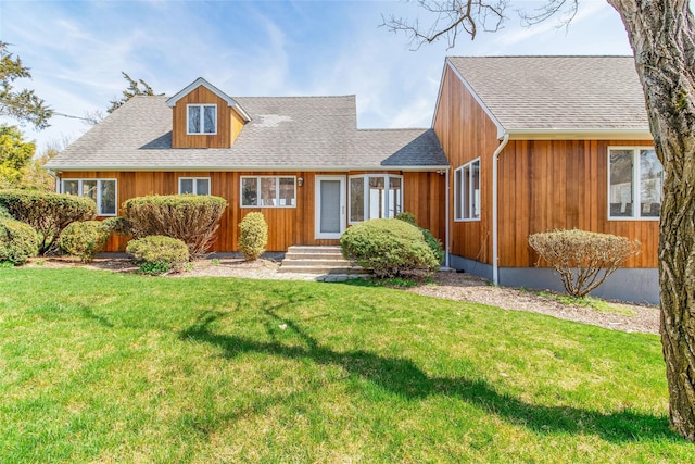 view of front of property featuring a front yard